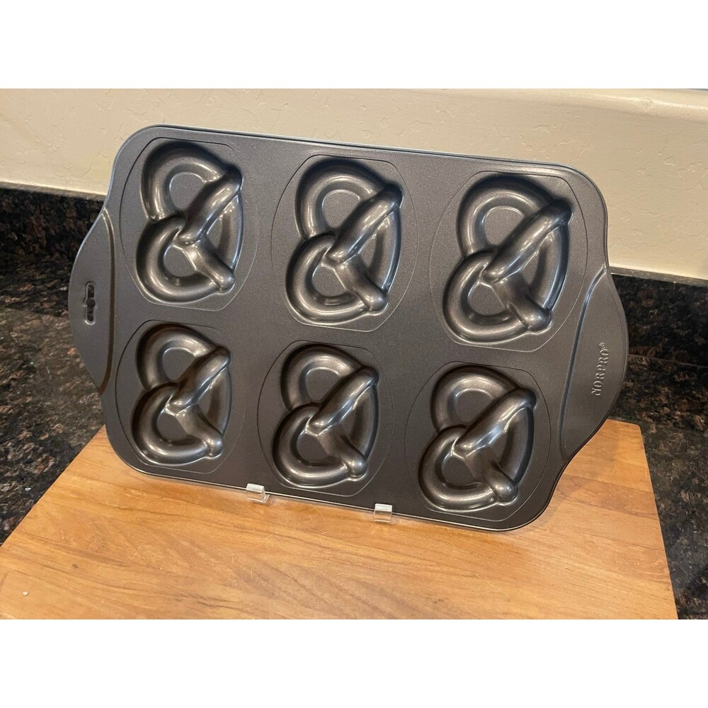 Norpro Super soft Pretzel in Baking pan